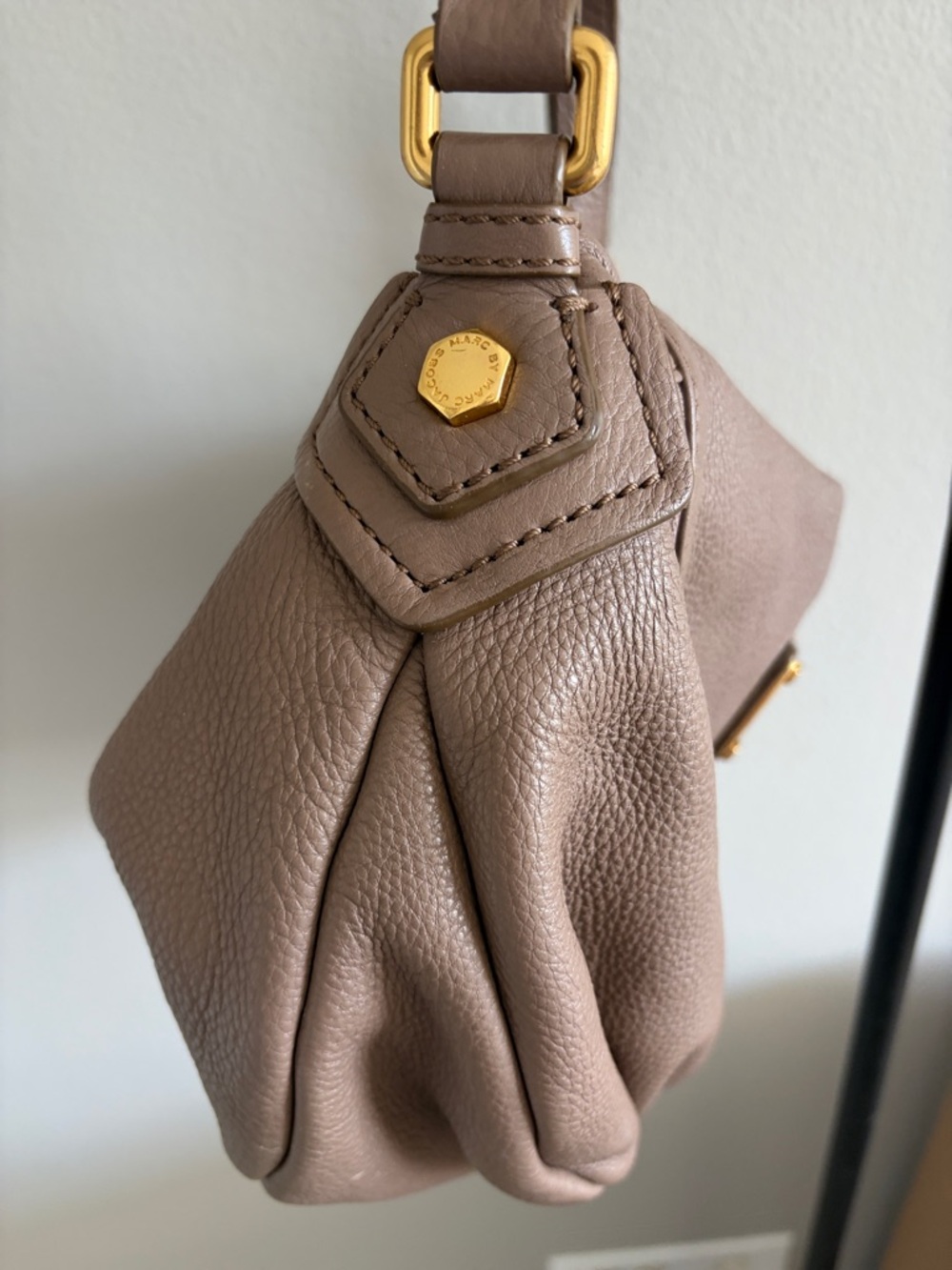 Marc Jacobs Taupe Pebbled Leather Crossbody with Gold Plaque - Picture 10 of 12